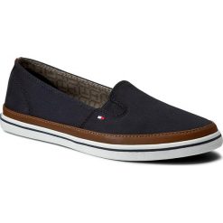 Tenisówki TOMMY HILFIGER - Kesha 7D FW0FW01656 Midnight 403. Niebieskie półbuty damskie TOMMY HILFIGER, na co dzień, w paski, z gumy, eleganckie, bez obcasa, z paskami. W wyprzedaży za 199,00 zł.