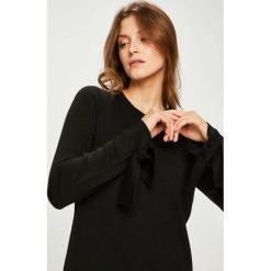 Tommy Hilfiger - Sukienka. Czarne sukienki damskie TOMMY HILFIGER, na co dzień, s, bez wzorów, z wełny, casualowe, z okrągłym kołnierzem, z długim rękawem, długie, midi, proste. W wyprzedaży za 449,90 zł.