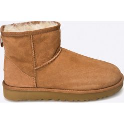 UGG - Buty Classic Her/Mini II. Brązowe buty zimowe damskie marki Ugg, z futra, na obcasie. Za 759,90 zł.