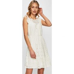 Vero Moda - Sukienka. Białe sukienki damskie Vero Moda, na co dzień, s, w koronkowe wzory, z elastanu, casualowe, z okrągłym kołnierzem, z krótkim rękawem, krótkie, mini, rozkloszowane. W wyprzedaży za 99,90 zł.