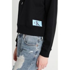 Calvin Klein Jeans HARRISON MONOGRAM LOGO BADGE HOODIE Bluza z kapturem black. Czarne swetry damskie Calvin Klein Jeans, l, bez wzorów, z bawełny, bez rękawów, z kapturem. Za 499,00 zł.