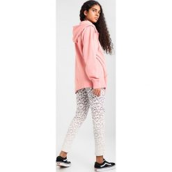 Champion Reverse Weave OVERSIZE HOODIE Bluza rozpinana rose. Różowe bluzy damskie rozpinane marki Champion Reverse Weave, m, z bawełny. W wyprzedaży za 344,25 zł.