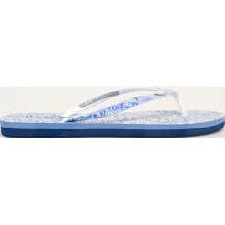 Pepe Jeans - Japonki Beach All Over. Niebieskie klapki damskie Pepe Jeans, bez wzorów, z jeansu, bez obcasa, na obcasie. W wyprzedaży za 79,90 zł.