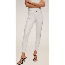Mango - Jeansy Brillos. Białe jeansy damskie Mango. W wyprzedaży za 69,90 zł.