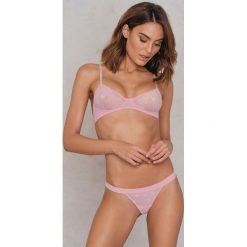 Andrea Hedenstedt x NA-KD Stringi Star - Pink. Różowe stringi damskie marki Andrea Hedenstedt x NA-KD, m, z nadrukiem, z bawełny. W wyprzedaży za 21,18 zł.