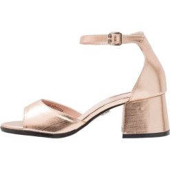 Rzymianki damskie: Lost Ink Wide Fit BLAKE ANKLE STRAP LOW BLOCK SANDAL Sandały rose gold