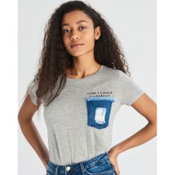 Bawełniany T-shirt z jeansową kieszonką - Jasny szar. Szare t-shirty damskie marki Sinsay, s, bez wzorów, z bawełny, bez kołnierzyka. Za 24,99 zł.