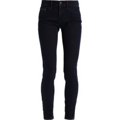 Calvin Klein Jeans MID RISE SKINNY Jeans Skinny Fit wonder rinse. Czarne jeansy damskie Calvin Klein Jeans, z bawełny. W wyprzedaży za 263,45 zł.