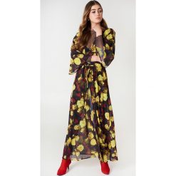NA-KD Boho Szyfonowa sukienka płaszczowa - Multicolor,Yellow. Żółte sukienki damskie marki NA-KD Boho, bez wzorów, z poliesteru, boho, bez kołnierzyka, bez rękawów, maxi. W wyprzedaży za 27,88 zł.