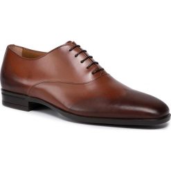 Półbuty BOSS - Kensington 50411069 10201737 01 Medium Brown 210. Pomarańczowe półbuty męskie Boss, na co dzień, bez wzorów, ze skóry, klasyczne, bez zapięcia. Za 1289,00 zł.