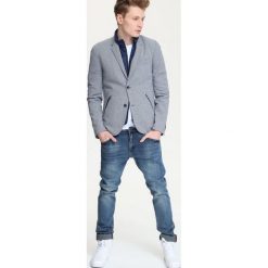MARYNARKA MĘSKA Z GUZIKIEM, Z ZAMKIEM, Z ZAPIĘCIEM W KIESZENI. Szare marynarki męskie slim fit Top Secret. Za 119,99 zł.