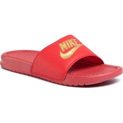 Klapki NIKE - Benassi Jdi 343880 602 University Red/Metallic Gold. Czerwone klapki męskie Nike, ze skóry ekologicznej, bez zapięcia. W wyprzedaży za 109,00 zł.