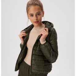 Pikowana kurtka z kapturem - Khaki. Brązowe kurtki damskie Sinsay, xl, bez wzorów, z kapturem. Za 59,99 zł.