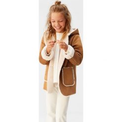 Mango Kids - Płaszcz dziecięcy Doble 116-164 cm. Kurtki dziewczęce Mango Kids, bez wzorów, z poliesteru, z kapturem. Za 199,90 zł.