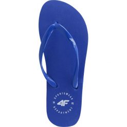 Japonki damskie KLD205 - kobalt. Niebieskie klapki damskie 4f, w paski, z gumy, bez obcasa. Za 39,99 zł.