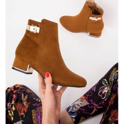 Botki damskie Abloom F820 Brązowe. Pomarańczowe botki damskie ABLOOM, z tworzywa sztucznego, eleganckie, na niskim obcasie, na obcasie, na zamek. Za 119,00 zł.