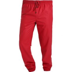 Spodnie dresowe męskie: Rains Spodnie treningowe scarlet
