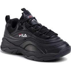 Sneakersy FILA - Ray Low Wmn 1010562.12V Black/Black. Czarne półbuty damskie Fila, bez wzorów, ze skóry ekologicznej, bez obcasa, na płaskiej podeszwie, bez zapięcia. W wyprzedaży za 359,00 zł.