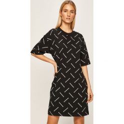 Calvin Klein Jeans - Sukienka. Czarne sukienki damskie Calvin Klein Jeans, na co dzień, s, bez wzorów, z bawełny, casualowe, z okrągłym kołnierzem, z krótkim rękawem, krótkie, mini, proste. Za 399,90 zł.