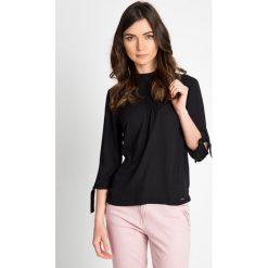 Bluzki damskie: Elegancka czarna bluzka z wiązanymi rękawami QUIOSQUE