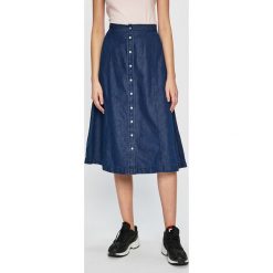 Calvin Klein Jeans - Spódnica jeansowa. Niebieskie spódniczki damskie Calvin Klein Jeans, na co dzień, bez wzorów, z bawełny, casualowe, z podwyższonym stanem, midi, rozkloszowane. W wyprzedaży za 249,90 zł.