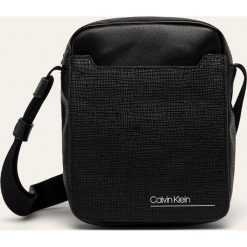 Calvin Klein - Torba. Czarne torby męskie skórzane Calvin Klein, w paski, ze skóry ekologicznej, casualowe, na ramię, małe. Za 359,90 zł.