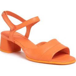 Sandały CAMPER - Katie Sandal K200834-001 Orange. Pomarańczowe klapki damskie Camper, bez wzorów, ze skóry, bez obcasa, na obcasie. W wyprzedaży za 289,00 zł.