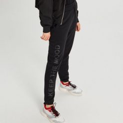 Spodnie dresowe z napisem - Czarny. Czarne spodnie damskie Cropp, s, z dresówki. Za 89,99 zł.