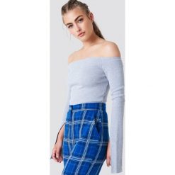 NA-KD Prążkowany top z odkrytymi ramionami - Grey. Szare topy damskie NA-KD, bez wzorów, z dzianiny, bez kołnierzyka. Za 100,95 zł.