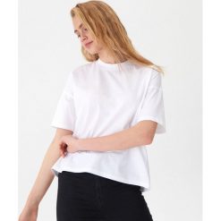 Koszulka basic - Biały. Białe koszulki damskie House, s, bez wzorów, bez kołnierzyka, bez rękawów. Za 25,99 zł.