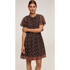 Mango - Sukienka Boho. Czarne sukienki damskie Mango, na co dzień, s, w kwiaty, z poliesteru, casualowe, bez kołnierzyka, z krótkim rękawem, krótkie, mini, rozkloszowane. W wyprzedaży za 129,90 zł.