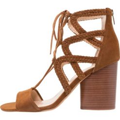 Sandały damskie: Vince Camuto AMBULAR Sandały na obcasie maple brown