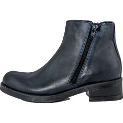 Skórzane botki "Sion" w kolorze granatowym. Niebieskie botki damskie Bluetag, Gusto, bez obcasa, bez zapięcia. W wyprzedaży za 307,95 zł.