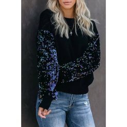Bluza MEZORA. Czarne bluzki damskie IVET, bez wzorów, bez kołnierzyka, bez rękawów. W wyprzedaży za 79,00 zł.