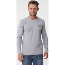 Szara Koszulka Bonnie. Szare koszulki męskie Born2be, xl, z nadrukiem, z okrągłym kołnierzem, z długim rękawem, długie. Za 44,99 zł.