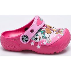 Crocs - Klapki dziecięce. Różowe sandały dziewczęce Crocs, z gumy, z okrągłym noskiem, bez zapięcia. Za 149,90 zł.