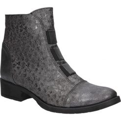 Botki Casu 121. Czarne botki damskie Casu, bez obcasa, bez zapięcia. Za 89,99 zł.