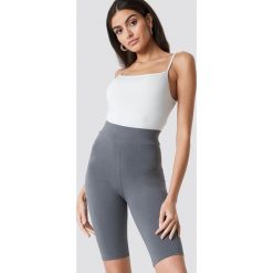 Nicki x NA-KD Długie szorty basic - Grey. Szare szorty damskie marki Nicki x NA-KD, bez wzorów. W wyprzedaży za 55,77 zł.