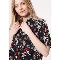 Czarna Bluzka Upswing. Czarne bluzki damskie Born2be, xl, w kwiaty, ze stójką, z krótkim rękawem. Za 49,99 zł.