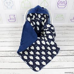 Duży Kocyk do fotelika Samochodowego Misie Navy. Niebieskie kombinezony niemowlęce Pakamera, bez wzorów, bez rękawów, bez kaptura. Za 159,00 zł.