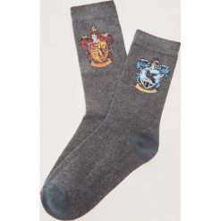 2pack skarpet Harry Potter - Wielobarwn. Szare kapcie męskie marki House, bez wzorów. W wyprzedaży za 15,99 zł.