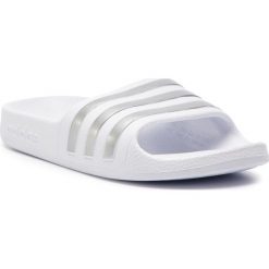Klapki adidas - adilette Aqua K F35555 Ftwwht/Silvmt/Ftwwht. Białe sandały chłopięce Adidas, z tworzywa sztucznego, bez zapięcia. Za 69,95 zł.
