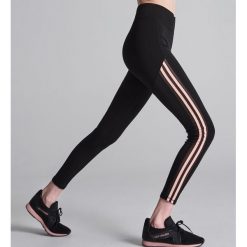 Sportowe legginsy Gym Hard - Czarny. Czarne legginsy sportowe damskie Sinsay, s, bez wzorów. Za 49,99 zł.