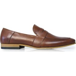 Brązowe wsuwane buty męskie - penny loafers T117. Pomarańczowe buty wizytowe męskie Faber - Obuwie męskie, ze skóry, z paskami. W wyprzedaży za 251,10 zł.