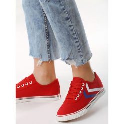 Czerwone Tenisówki Look Out Of. Czerwone trampki i tenisówki damskie marki Born2be, bez wzorów, przed kostkę, na sznurówki. Za 39,99 zł.