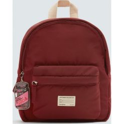 Bordowy plecak z brelokiem. Czerwone plecaki damskie marki Pull&Bear. Za 89,90 zł.