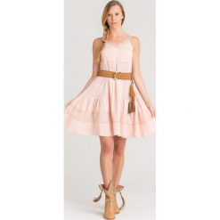 SUKIENKA TWINSET. Różowe sukienki damskie Twinset, na co dzień, w koronkowe wzory, z koronki, z włoskim kołnierzykiem, bez rękawów, mini, proste. Za 585,00 zł.
