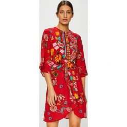 Desigual - Sukienka. Czerwone sukienki damskie Desigual, na co dzień, bez wzorów, z wiskozy, casualowe, z okrągłym kołnierzem, bez rękawów, mini, rozkloszowane. W wyprzedaży za 299,90 zł.