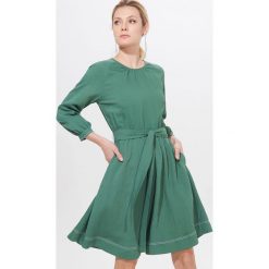 Kreszowana sukienka z paskiem - Zielony. Zielone sukienki damskie Mohito, bez wzorów, bez kołnierzyka, bez rękawów. W wyprzedaży za 79,99 zł.
