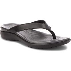 Japonki CROCS - Capri V Flip W 202502 Black/Graphite. Czarne klapki damskie Crocs, bez wzorów, ze skóry, bez obcasa. W wyprzedaży za 149,00 zł.